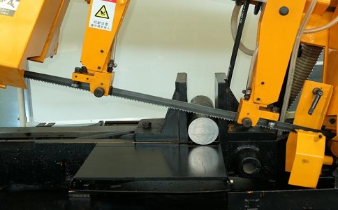 东坡数控带锯床自动送料精度会出现偏差吗？